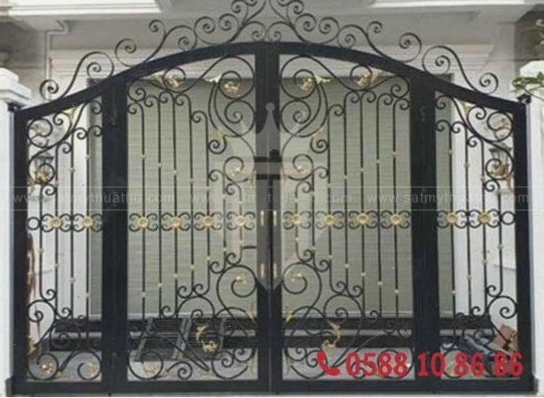 Cổng sắt 4 cánh màu đen sơn tĩnh điện, bền đẹp và chống gỉ tốt