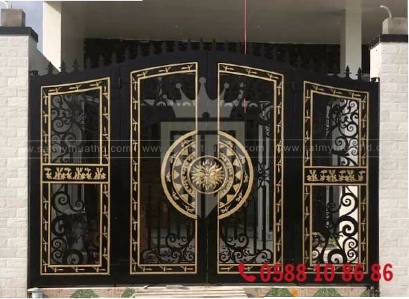 Cổng sắt 4 cánh với khoảng hở hợp lý, đảm bảo sự thông thoáng