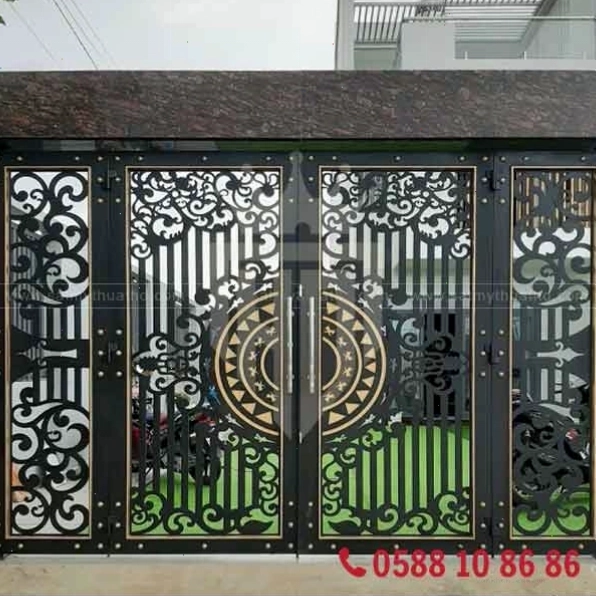 Cổng sắt 4 cánh với thiết kế cân đối, hài hòa theo phong thủy