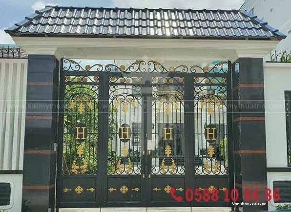 Cổng sắt 4 cánh với thiết kế phong thủy cân đối, hài hòa
