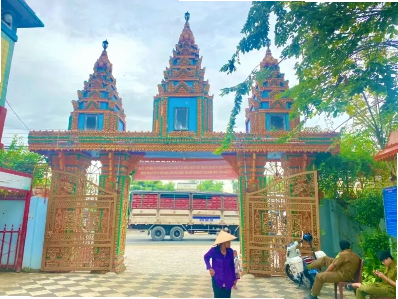Cổng tam quan Chùa Chén Kiểu được trang trí lộng lẫy