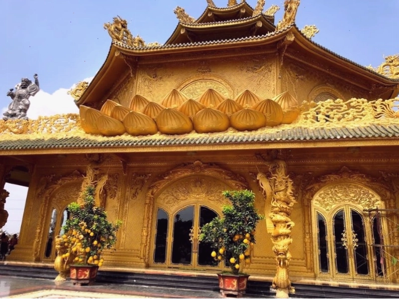 Cổng Tam Quan chùa Phúc Lâm với các chi tiết trang trí cầu kỳ