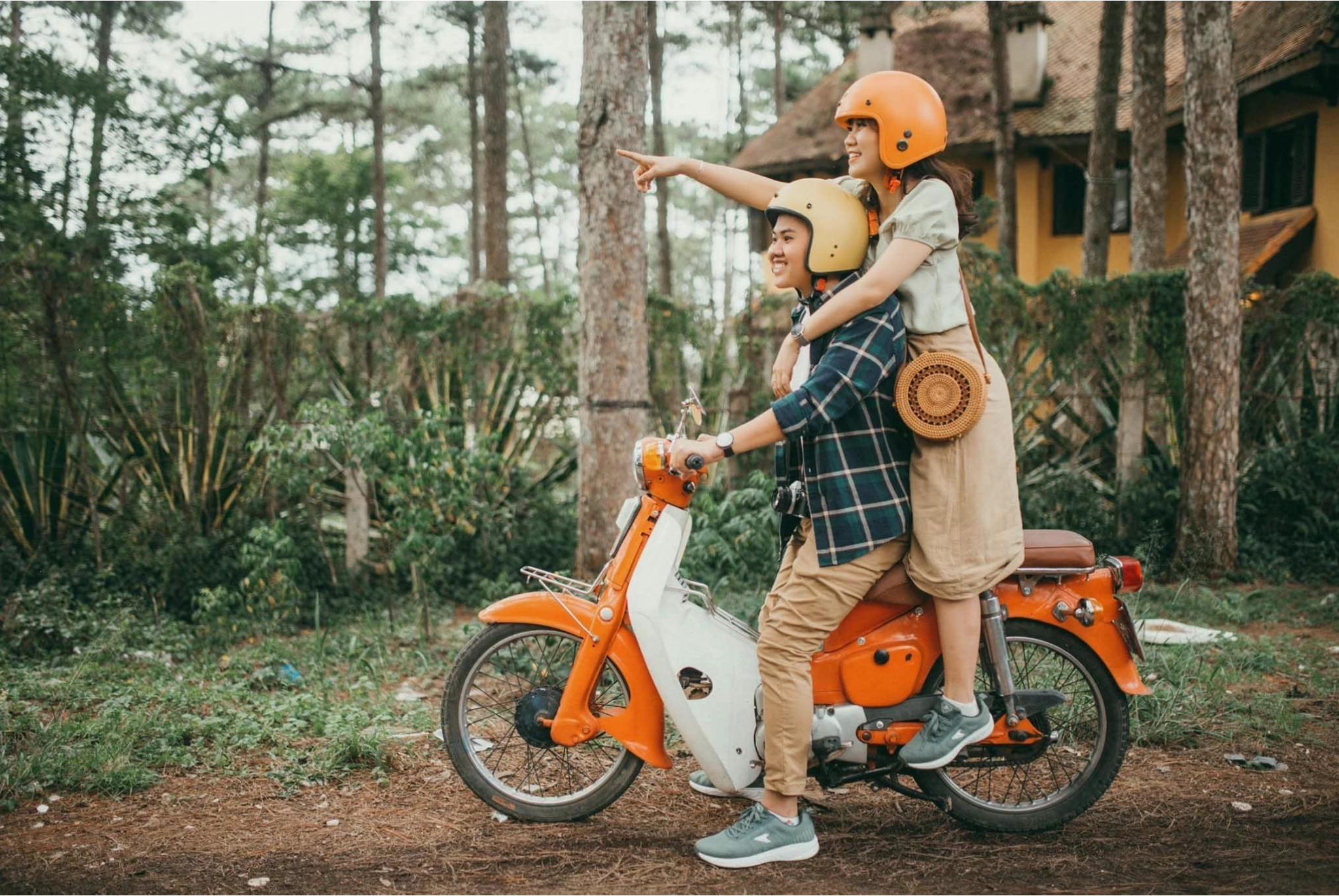 Cổng tam quan của Chùa Linh Phước với những trang trí đặc sắc