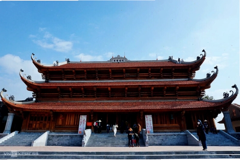 Cổng tam quan uy nghiêm của một ngôi chùa
