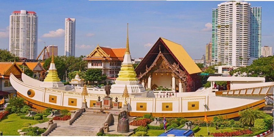 Cổng vào chùa thuyền Wat Yannawa với kiến trúc đặc trưng