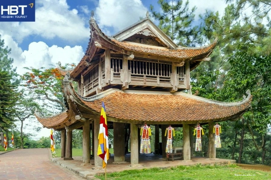 Cổng vào Chùa Trăm Gian với kiến trúc đậm nét truyền thống
