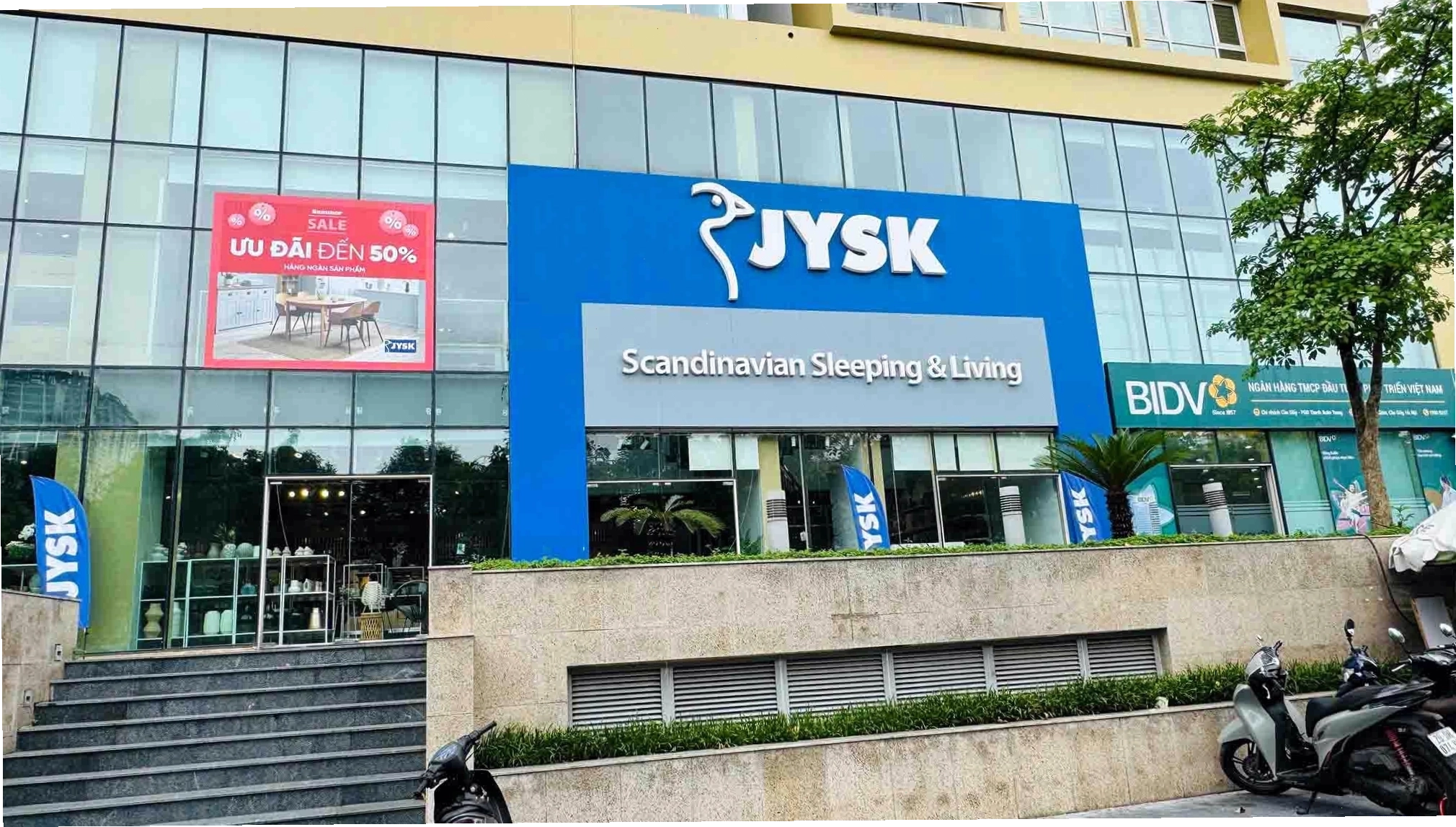 Cửa hàng JYSK trưng bày cây cảnh và đồ trang trí nội thất