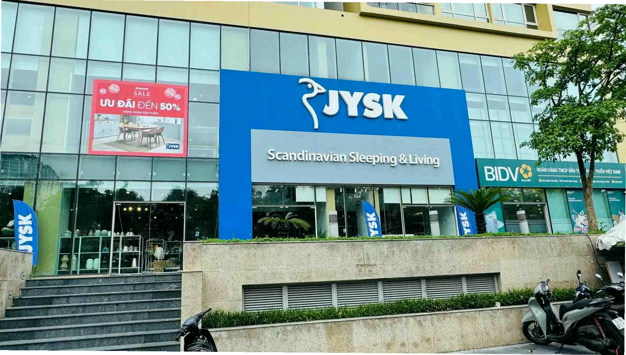 Cửa hàng JYSK trưng bày nhiều loại cây cảnh trang trí nội thất