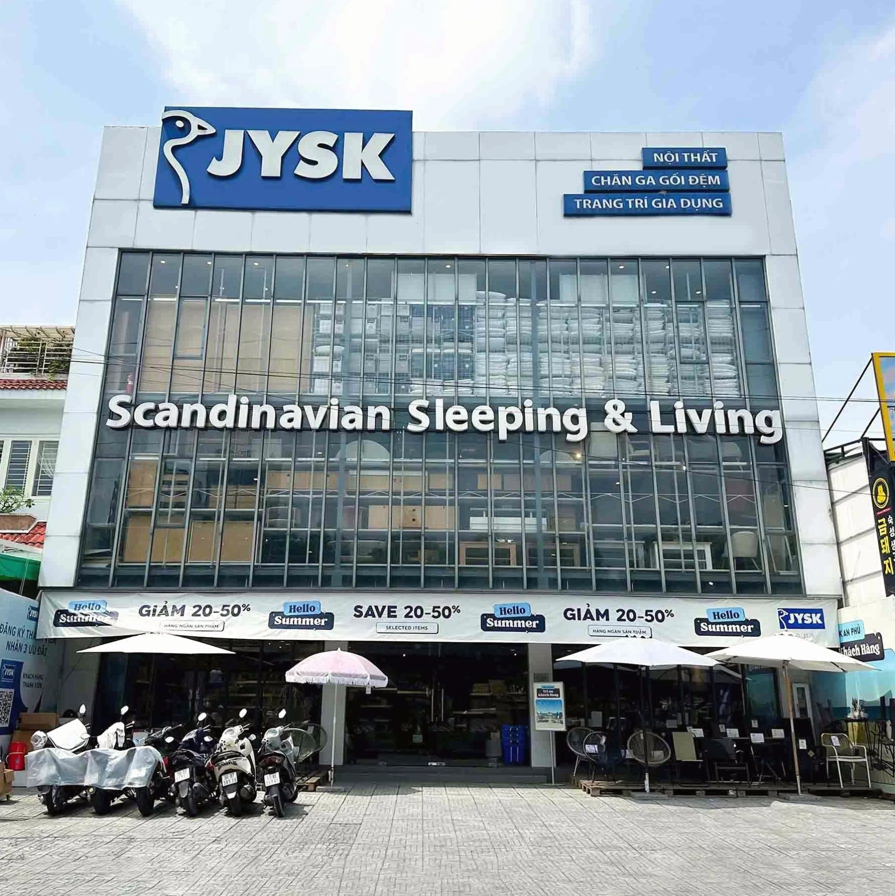 Cửa hàng JYSK với nhiều sản phẩm trang trí và cây xanh