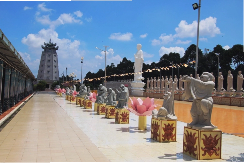 Dãy tượng La Hán tại Chùa Đại Tòng Lâm