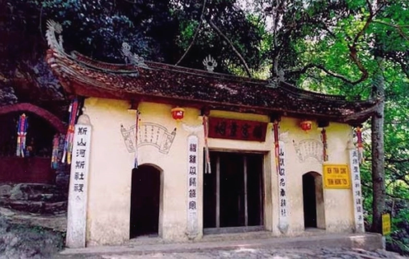 Đền Cửa Vòng