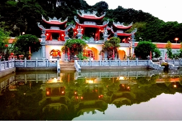 Đèn lồng trang trí tại Chùa Bồng Lai tạo không khí linh thiêng