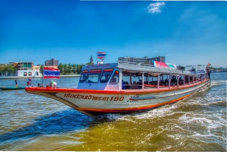 Di chuyển đến chùa thuyền Wat Yannawa bằng tàu trên sông Chao Phraya