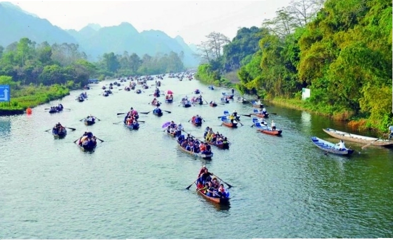 Đi thuyền trên suối Yến