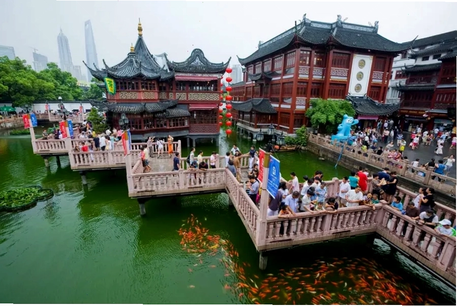 Du khách tham quan Chùa Phật Ngọc Thượng Hải