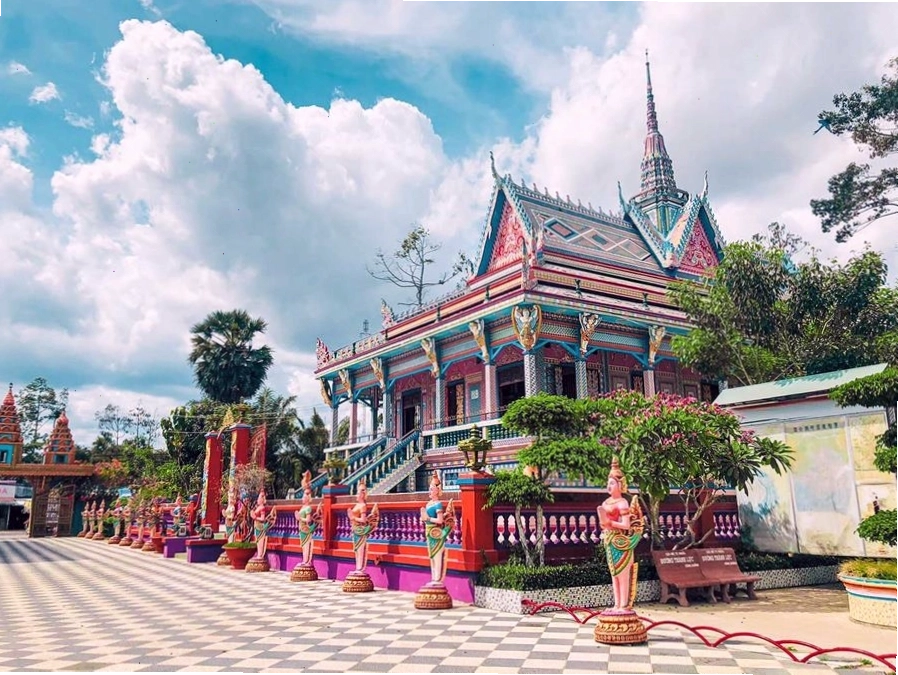 Du khách tham quan Chùa Som Rong