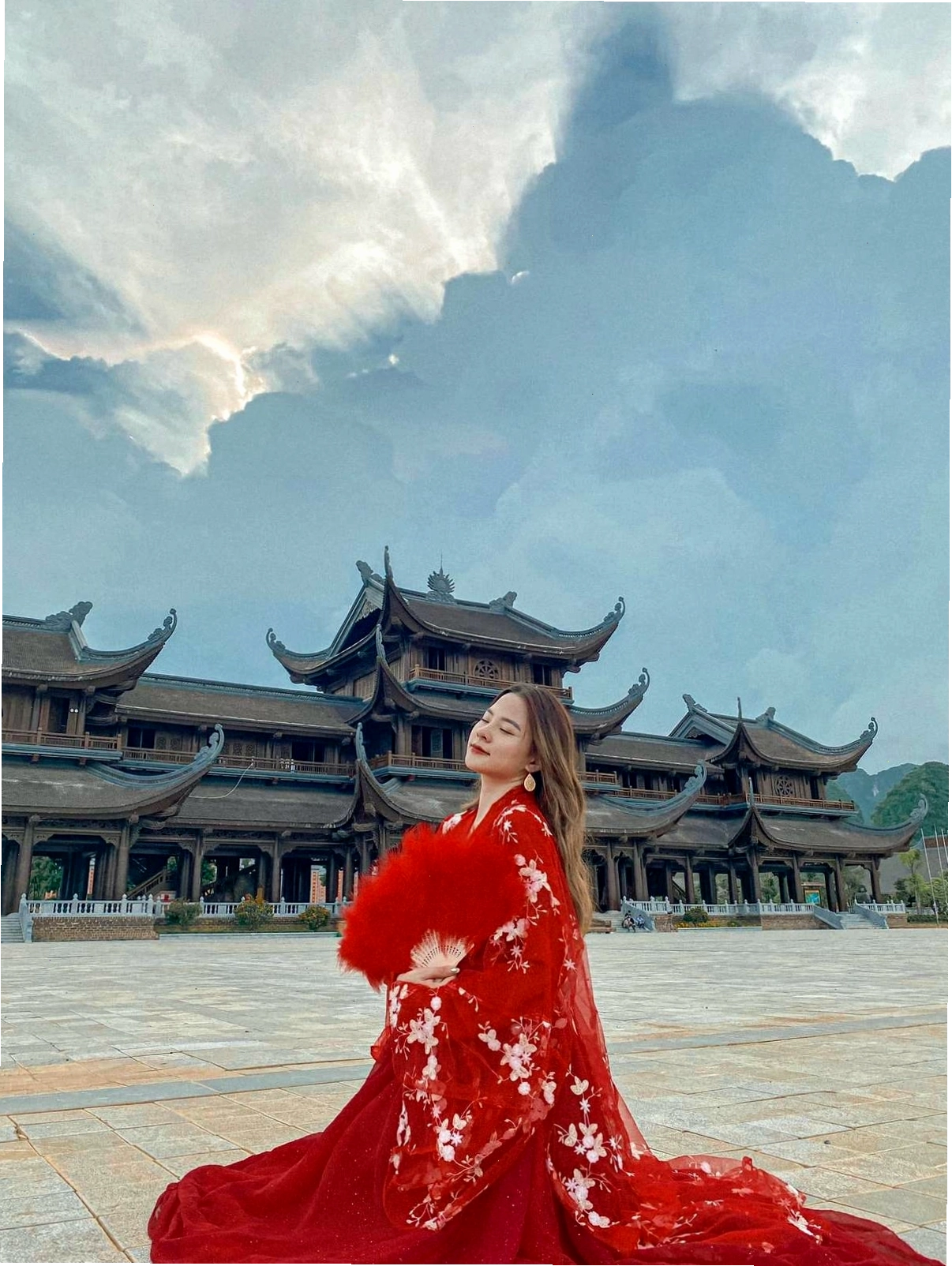 Du khách tham quan chùa Tam Chúc vào dịp lễ hội