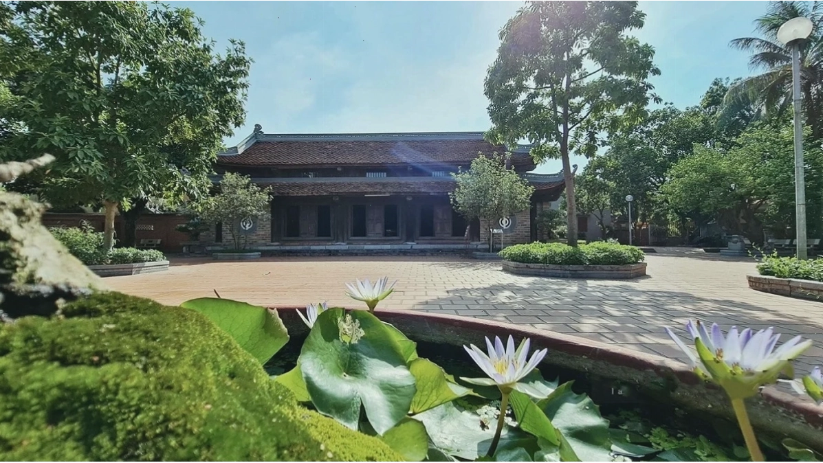 Du khách tham quan khuôn viên chùa Kim Liên