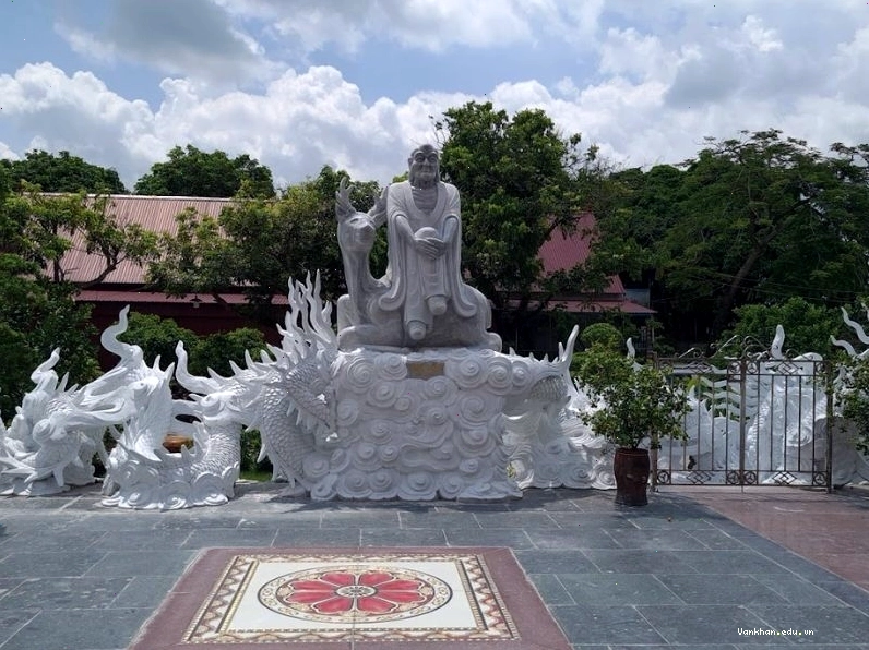 Du khách tham quan và vãn cảnh tại chùa Phúc Lâm Hưng Yên