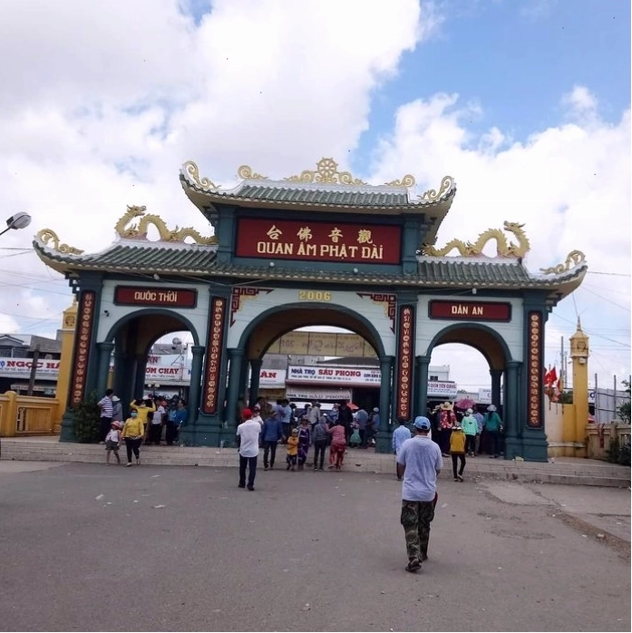 Du khách thành tâm cầu nguyện tại Chùa Mẹ Nam Hải Bạc Liêu
