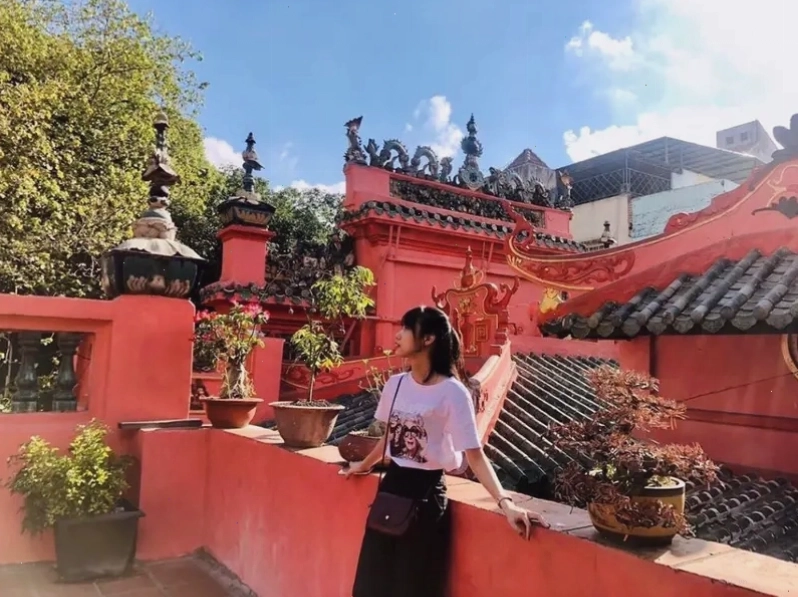 Du khách thành tâm chiêm bái tại Chùa Ngọc Hoàng