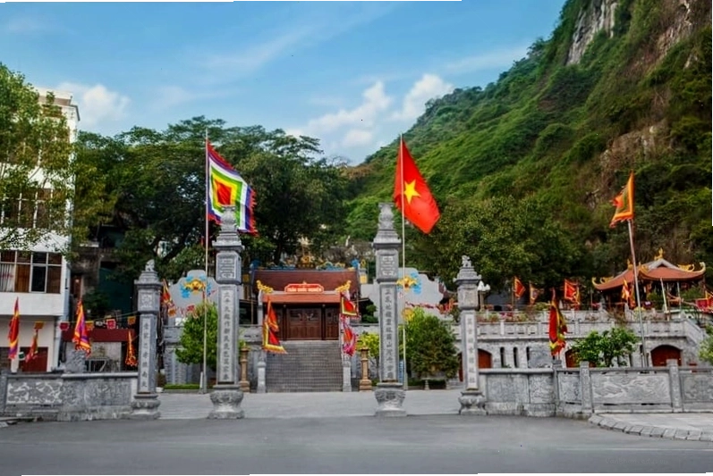 Du khách thắp hương tại một ngôi chùa ở Quảng Ninh
