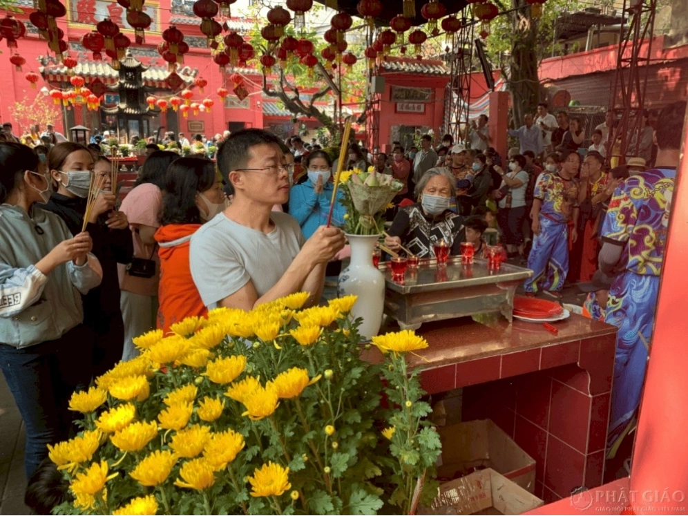 Du khách thắp nhang cầu nguyện