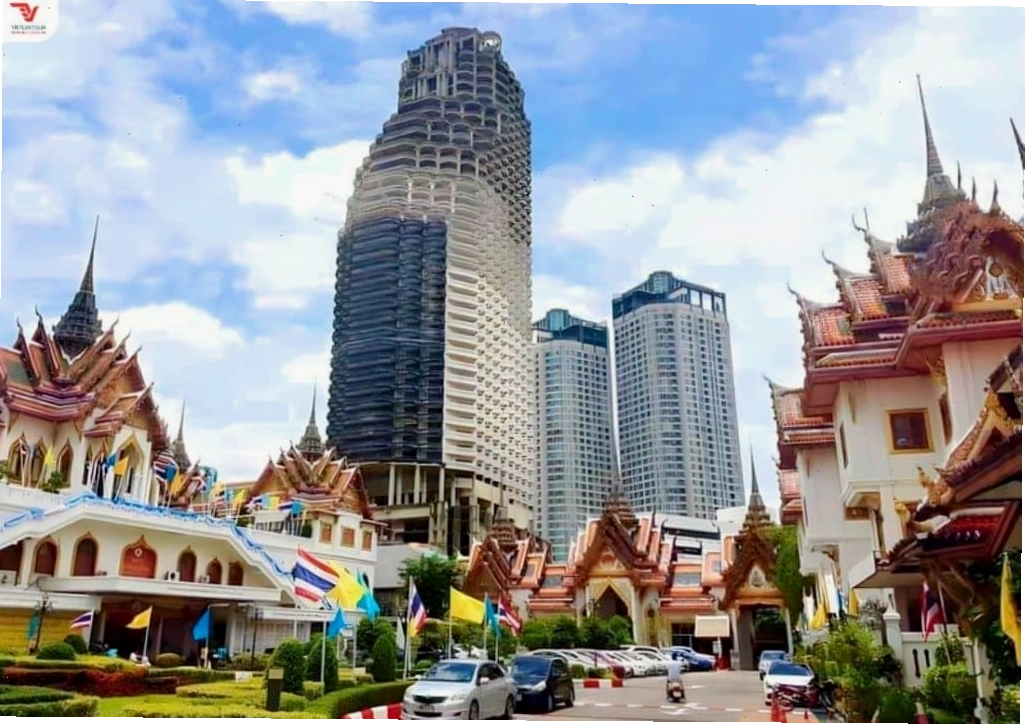 Du khách thực hiện nghi thức cầu nguyện tại chùa thuyền Wat Yannawa