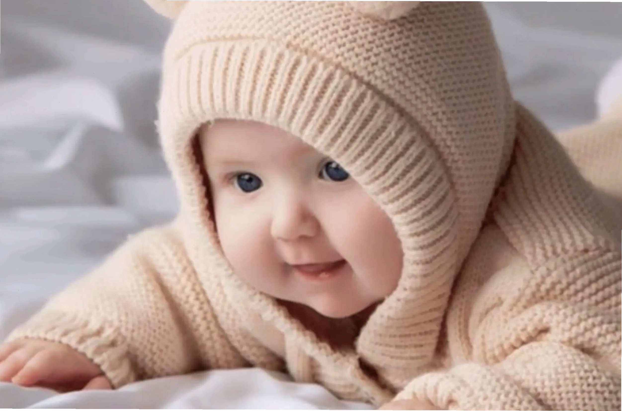 Em bé dễ thương đang nhìn chăm chú vào màn hình máy tính
