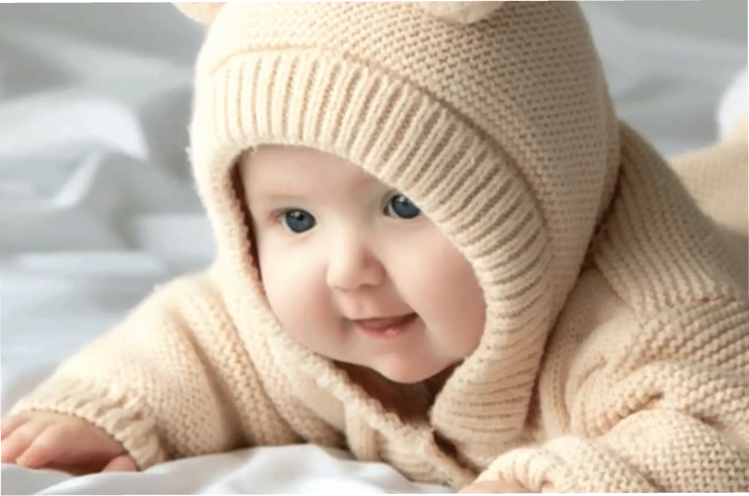 Em bé với nụ cười tinh nghịch đáng yêu