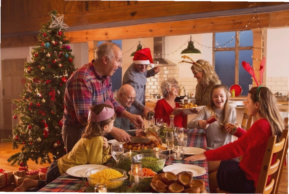 Gia đình quây quần bên cây thông Noel trong dịp Giáng Sinh