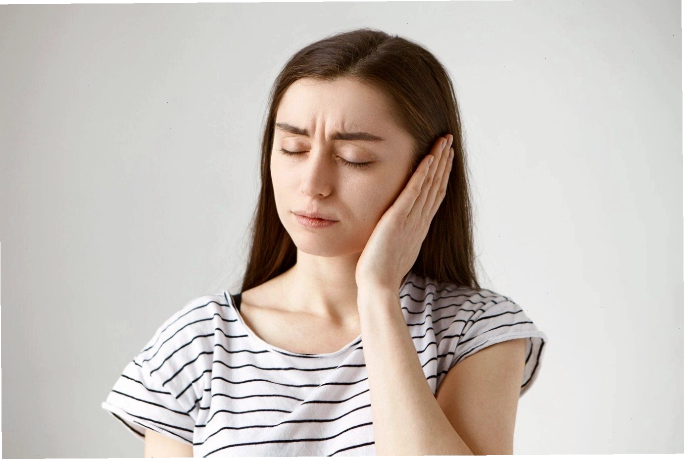 Giải mã điềm báo nóng tai phải ở nữ giới theo quan niệm dân gian
