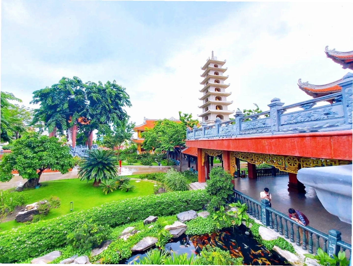 Hành lang tu viện cổ kính với cây xanh bao quanh