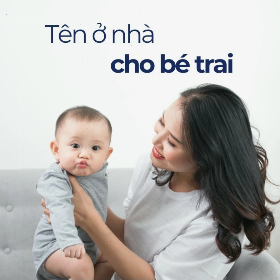 Hình ảnh bé trai đang chơi đùa