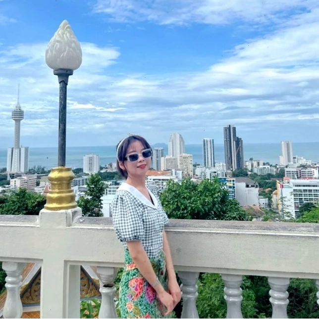 Hình ảnh minh họa người đang bị ù tai trái, thể hiện sự khó chịu và suy tư về điềm báo