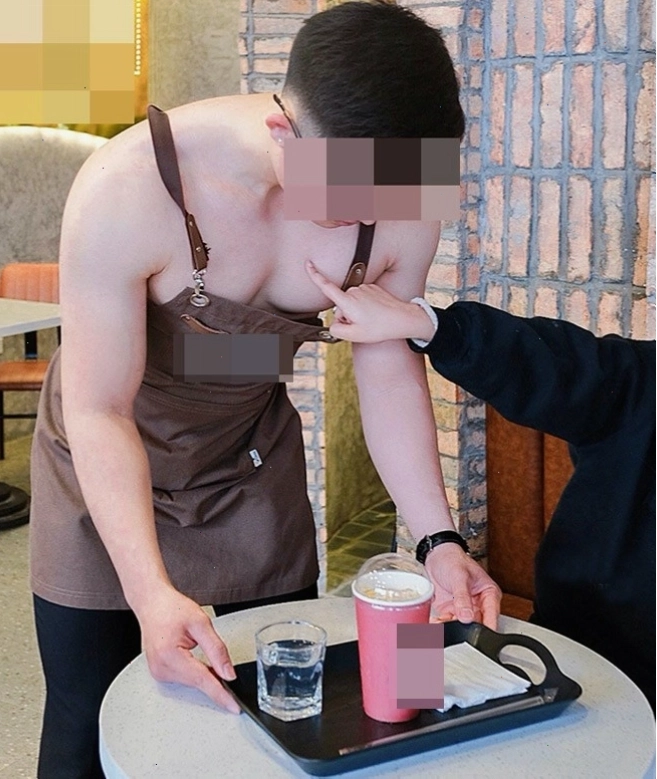 Hình ảnh nam nhân viên cởi trần phục vụ khách tại quán cà phê Hà Nội