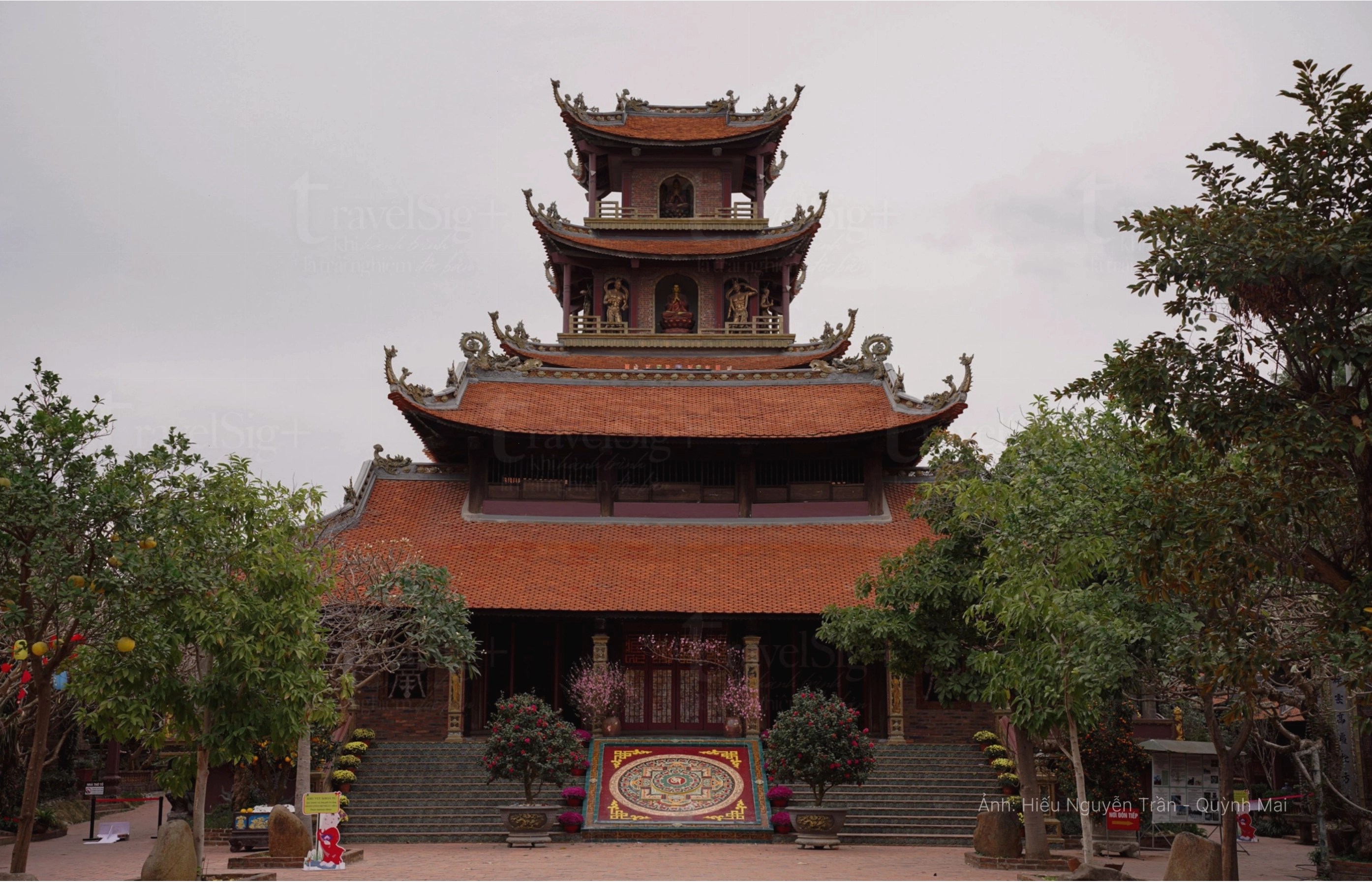 Họa tiết gốm trang trí trên tường Chùa Tiêu Dao