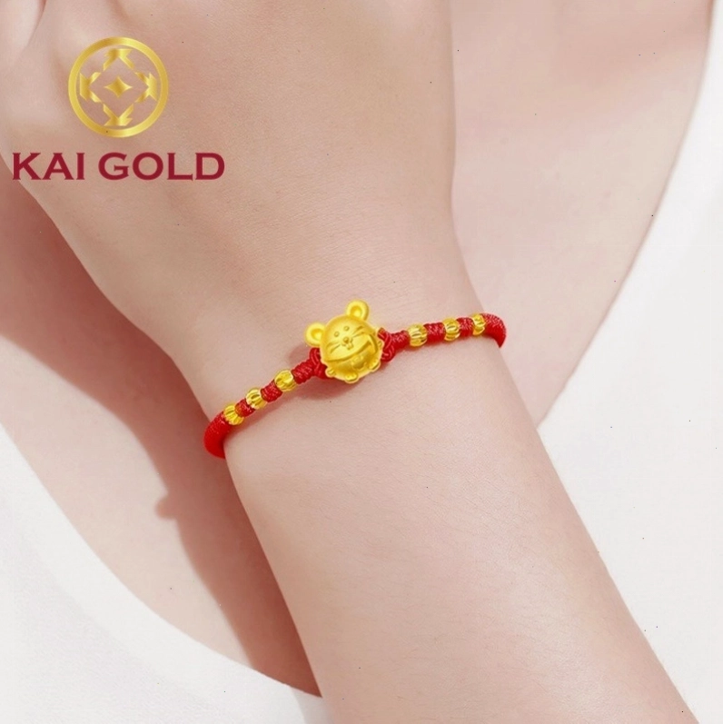 Kết hợp vòng tay chỉ đỏ với charm vàng kim tiền