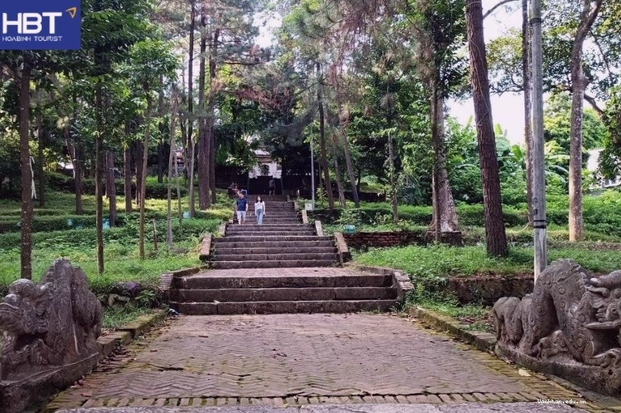 Không gian thanh tịnh bên trong Chùa Trăm Gian