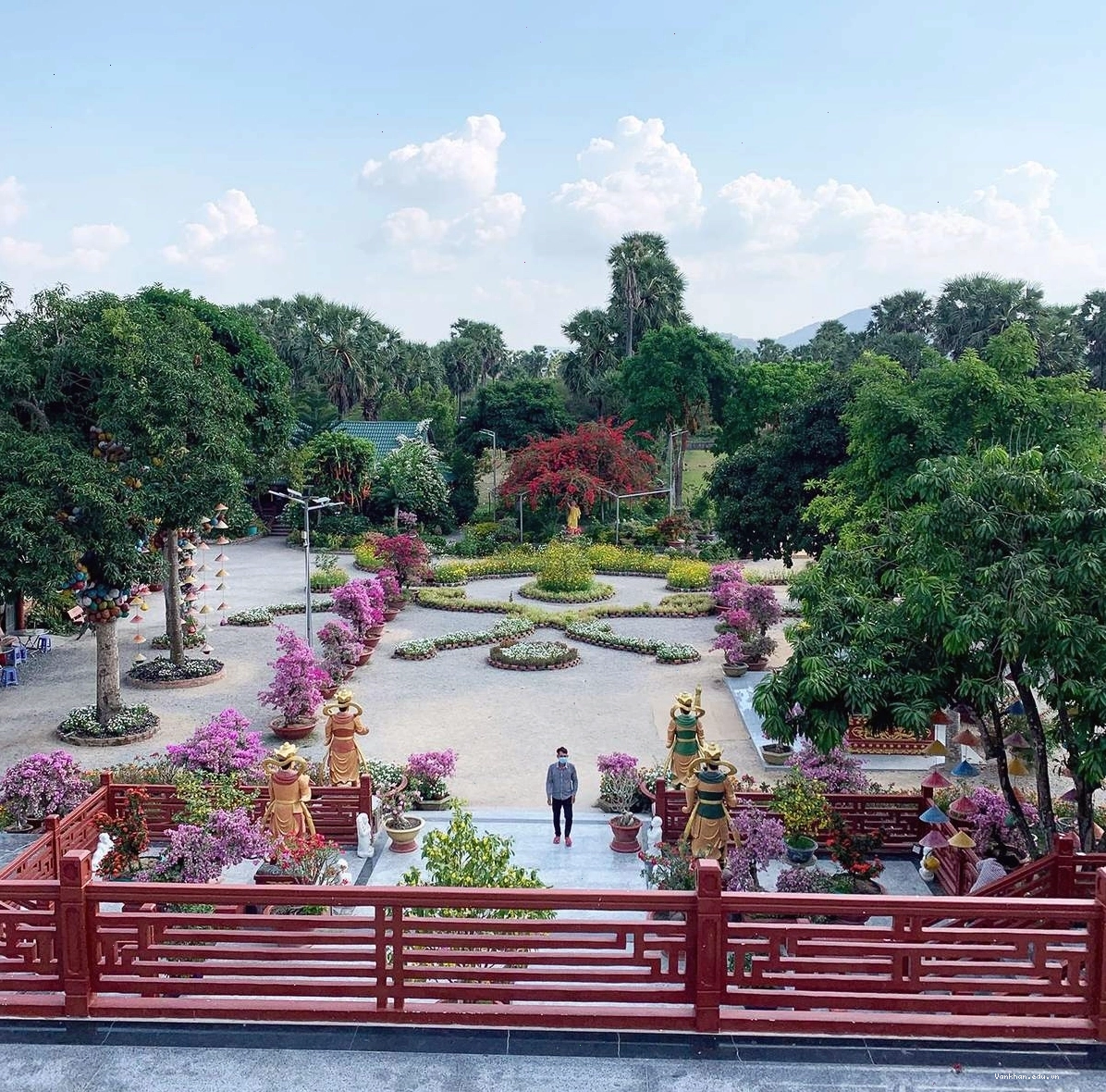 Không gian thanh tịnh bên trong khuôn viên Chùa Lầu Phước Lâm Tự
