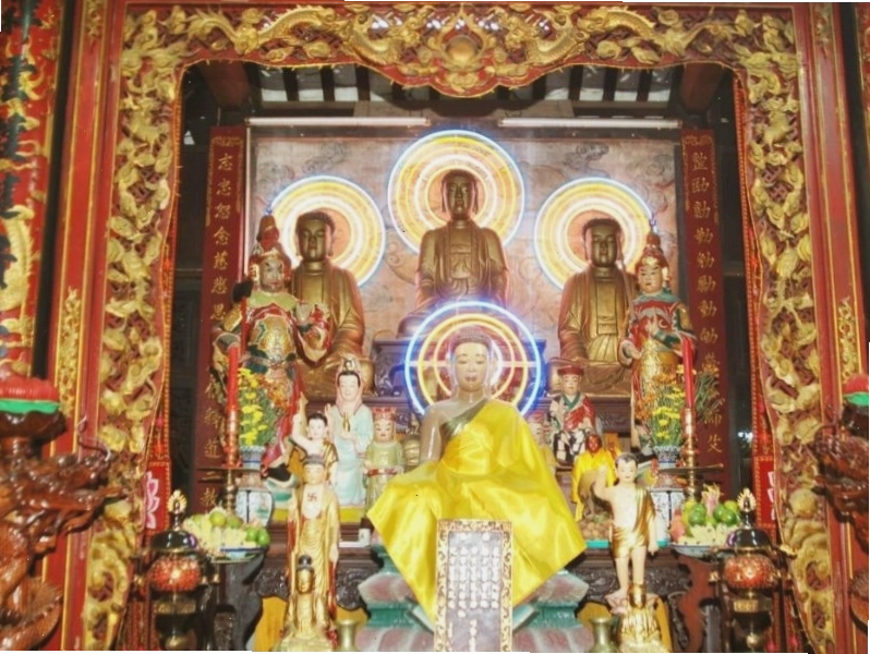 Không gian thờ cúng trang nghiêm tại Chùa Phước Tường