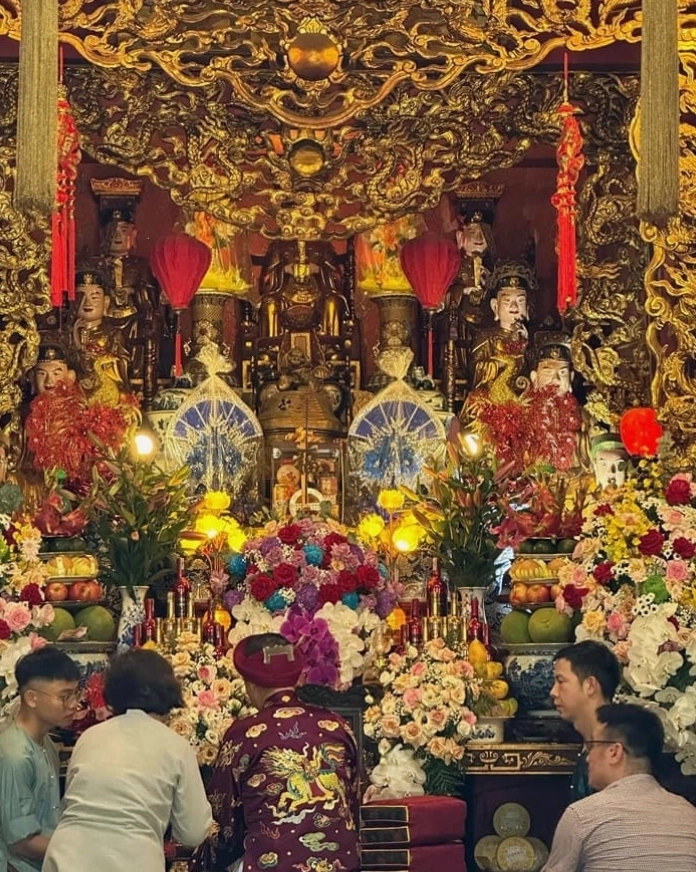 Không gian trang nghiêm bên trong chùa Ngâu Thanh Trì