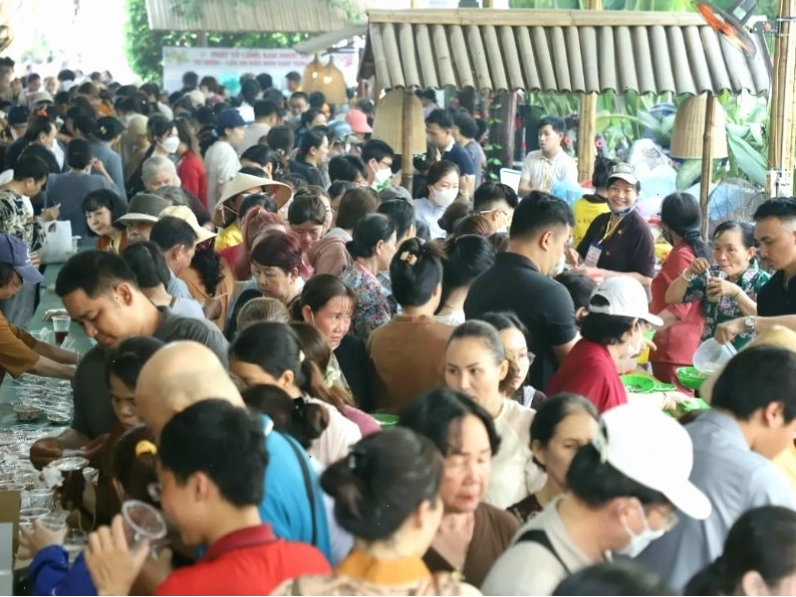 Không khí ấm áp tại buổi buffet chay miễn phí ở Chùa Phước Tường
