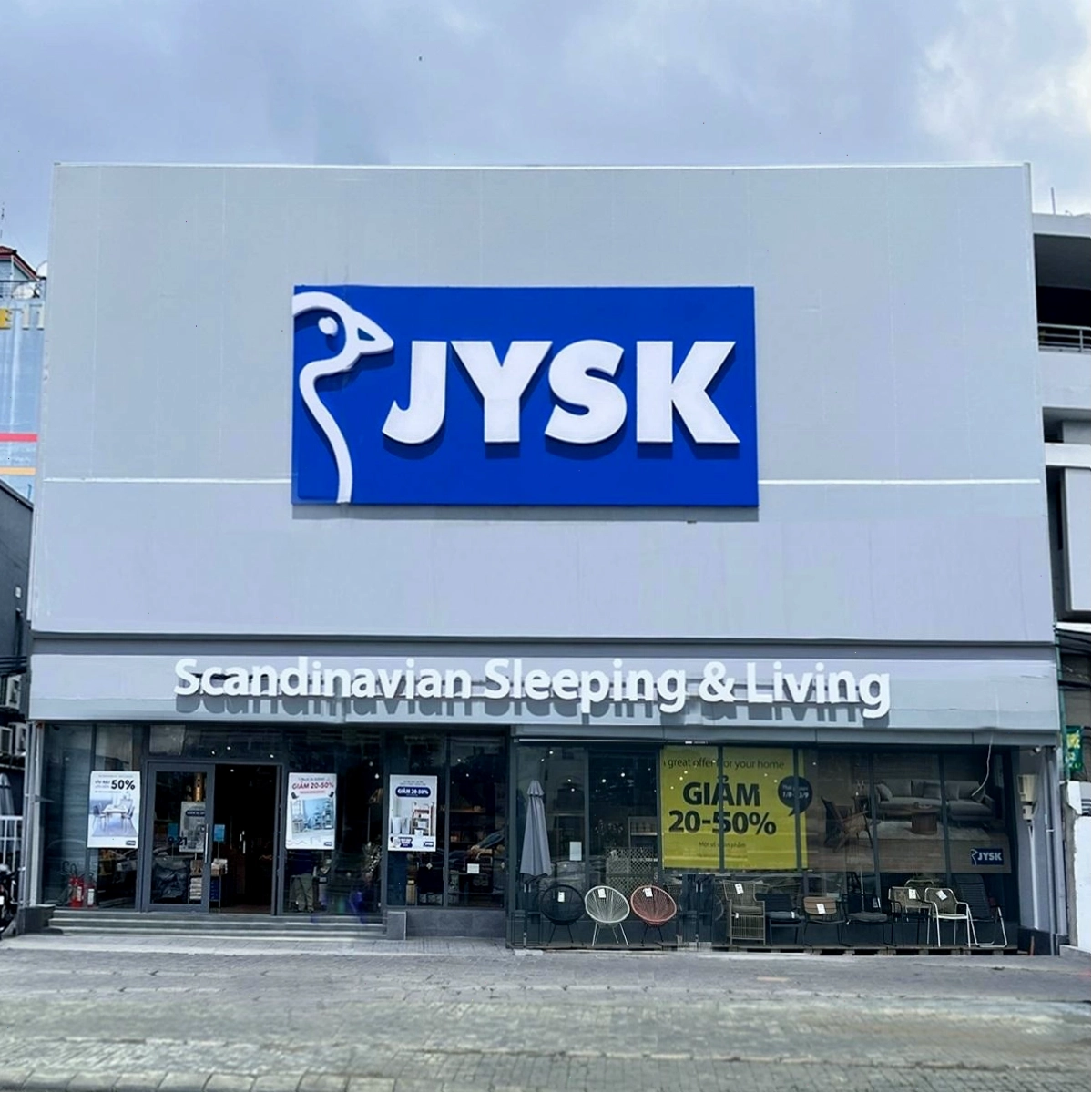 Khu vực trưng bày cây cảnh và đồ dùng gia đình tại JYSK