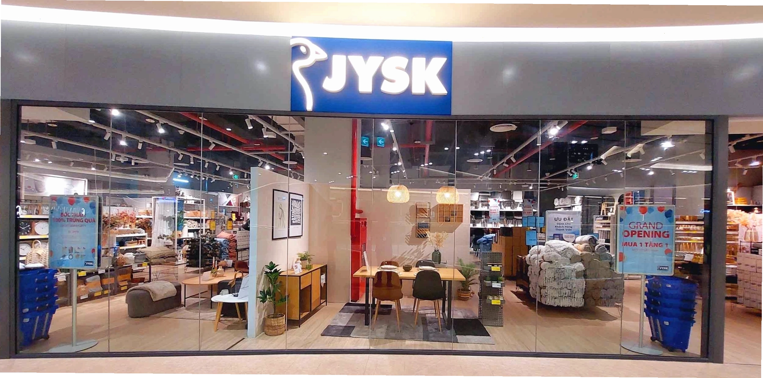 Khu vực trưng bày cây cảnh và đồ dùng gia đình tại JYSK Lotte Mall