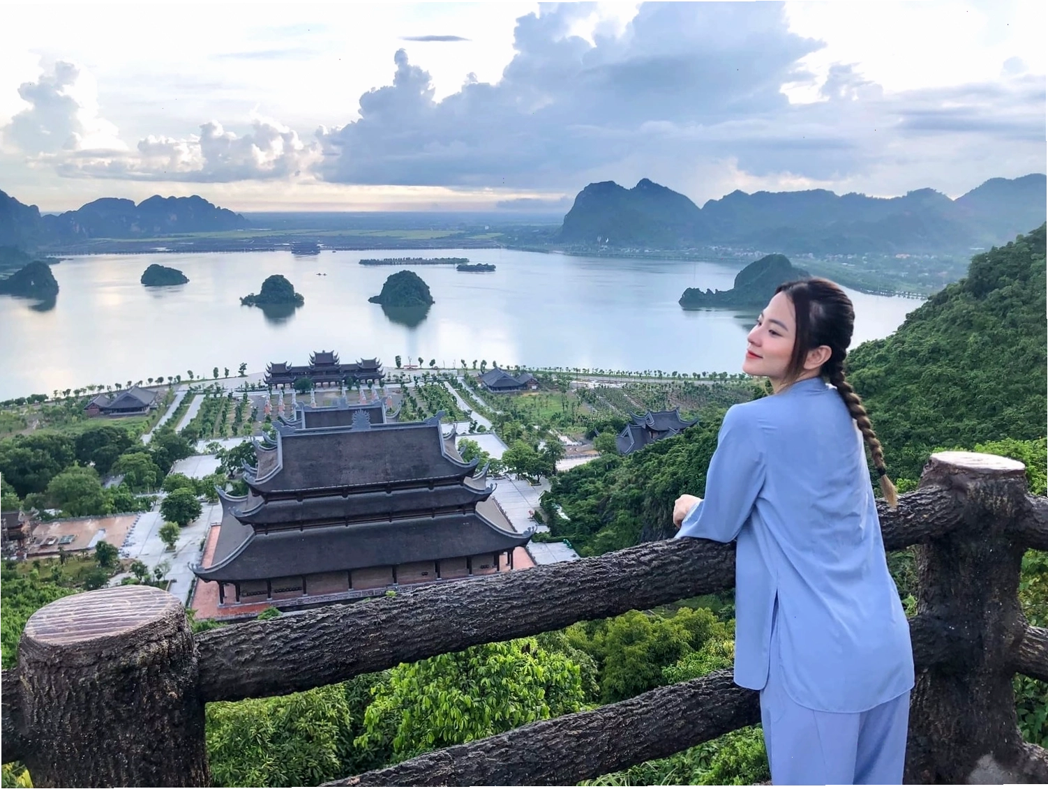 Khung cảnh hồ Tam Chúc yên bình với đàn diệc bay lượn