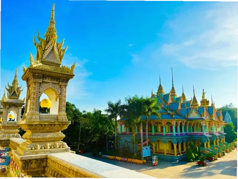 Khuôn viên Chùa Som Rong với cây xanh mát mẻ