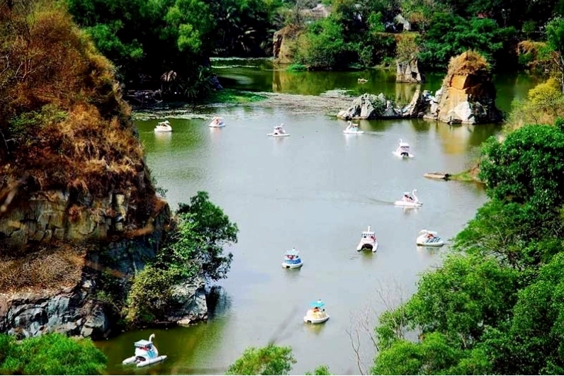 Khuôn viên xanh mát tại Chùa Đèn Cầy