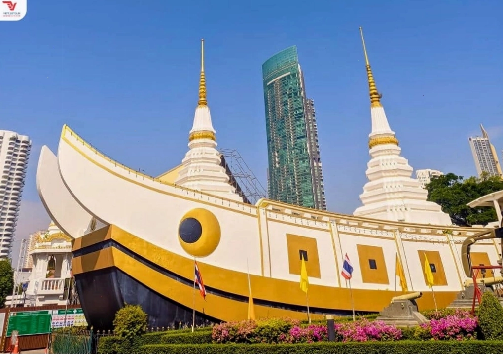Kiến trúc bên trong chùa thuyền Wat Yannawa với các chi tiết chạm khắc tinh xảo