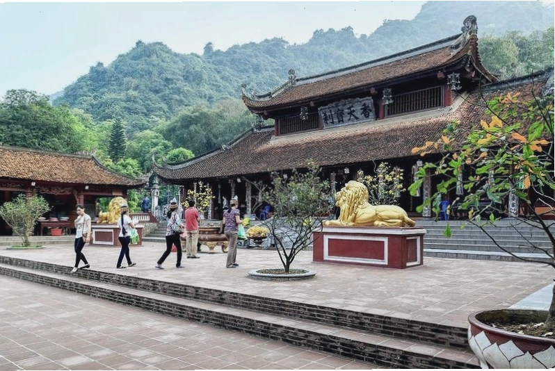 Kiến trúc cổ kính của Chùa Hương